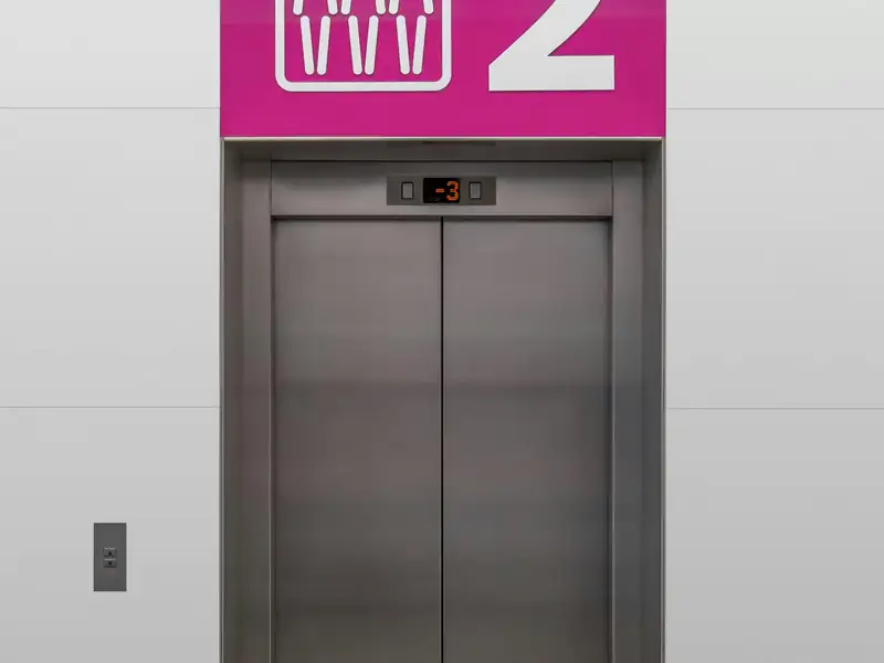 Hva skjer med vekten din om du hopper i et heis som akkurat begynner å gå nedover?