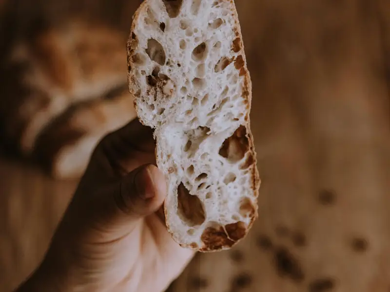 Hva skjer hvis du slipper en brødskive og en kule samtidig fra et høyt tårn (uten luftmotstand)?